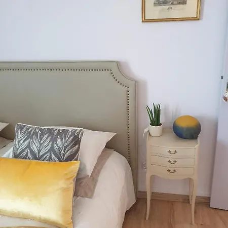 게스트하우스 Room In Apartment Juvancourt